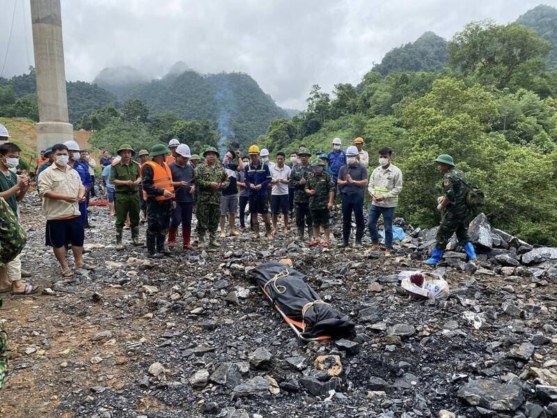 The body of one of three officers working on the Dong Dang - Tra Linh expressway swept away by floodwaters has been found. Photo: Cao Bang Provincial Military Command