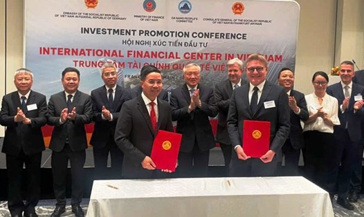 Phó Thủ tướng Thường trực Nguyễn Hòa Bình chứng kiển lễ ký kết Bản ghi nhớ hợp tác về Trung tâm tài chính giữa UBND TP Đà Nẵng với tổ chức Frankfurt Main Finance ngày 30.9. Ảnh: Đinh Cường