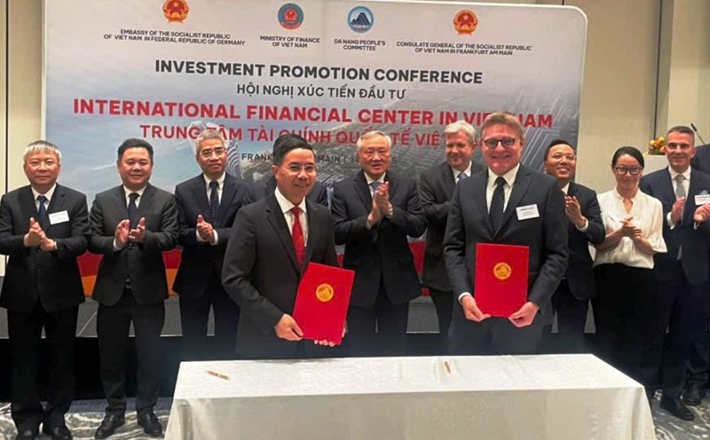 Permanent Deputy Prime Minister Nguyen Hoa Binh attended the signing ceremony of the Memorandum of Understanding on Cooperation on the Financial Center between the People's Committee of Da Nang City and the Frankfurt Main Finance organization on September 30. Photo: Dinh Cuong
