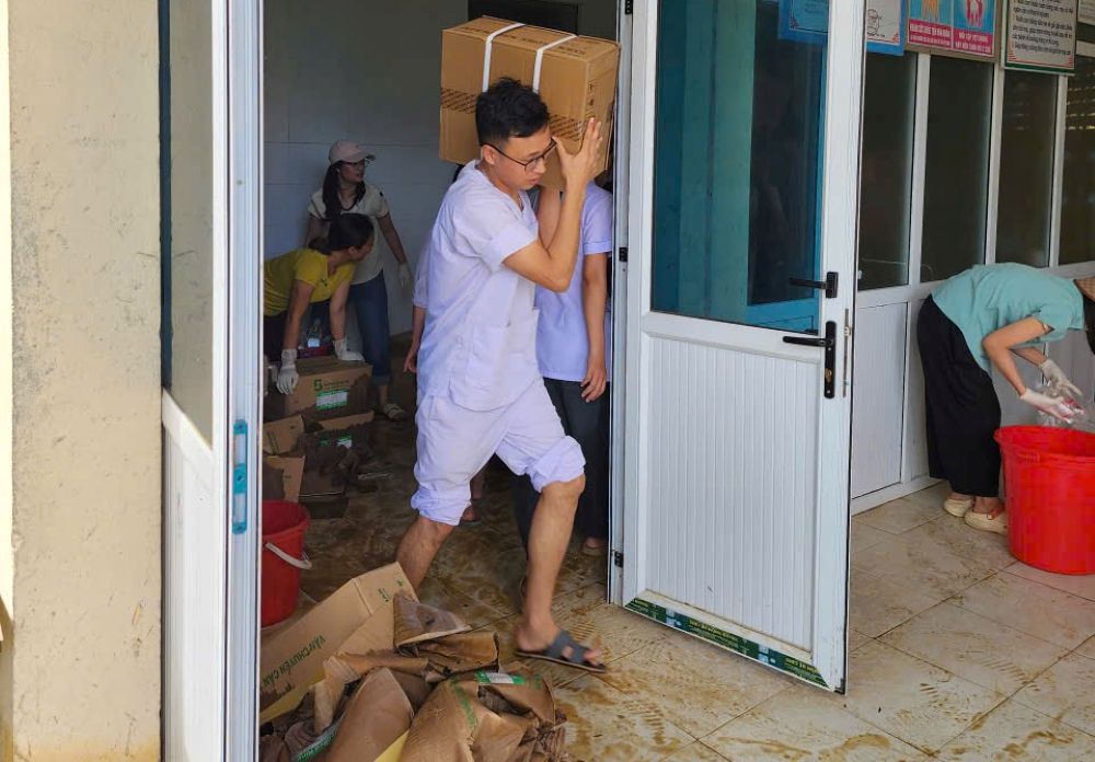 Can bo, nhan vien Benh vien Da khoa Nong Cong trien khai cong tac don rua, khac phuc hau qua sau lu. Anh: Anh Tuan