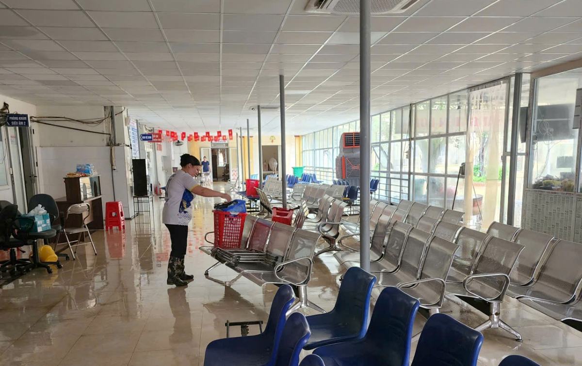 Tai Benh vien Da khoa Nong Cong (Thanh Hoa) nuoc lu da rut, benh vien da trien khai cong tac kham, dieu tri va cap cuu cho benh nhan. Anh: Anh Tuan