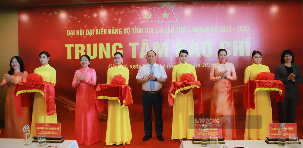 Cat bang khai truong Trung tam Bao chi. Anh: Hoai Phuong