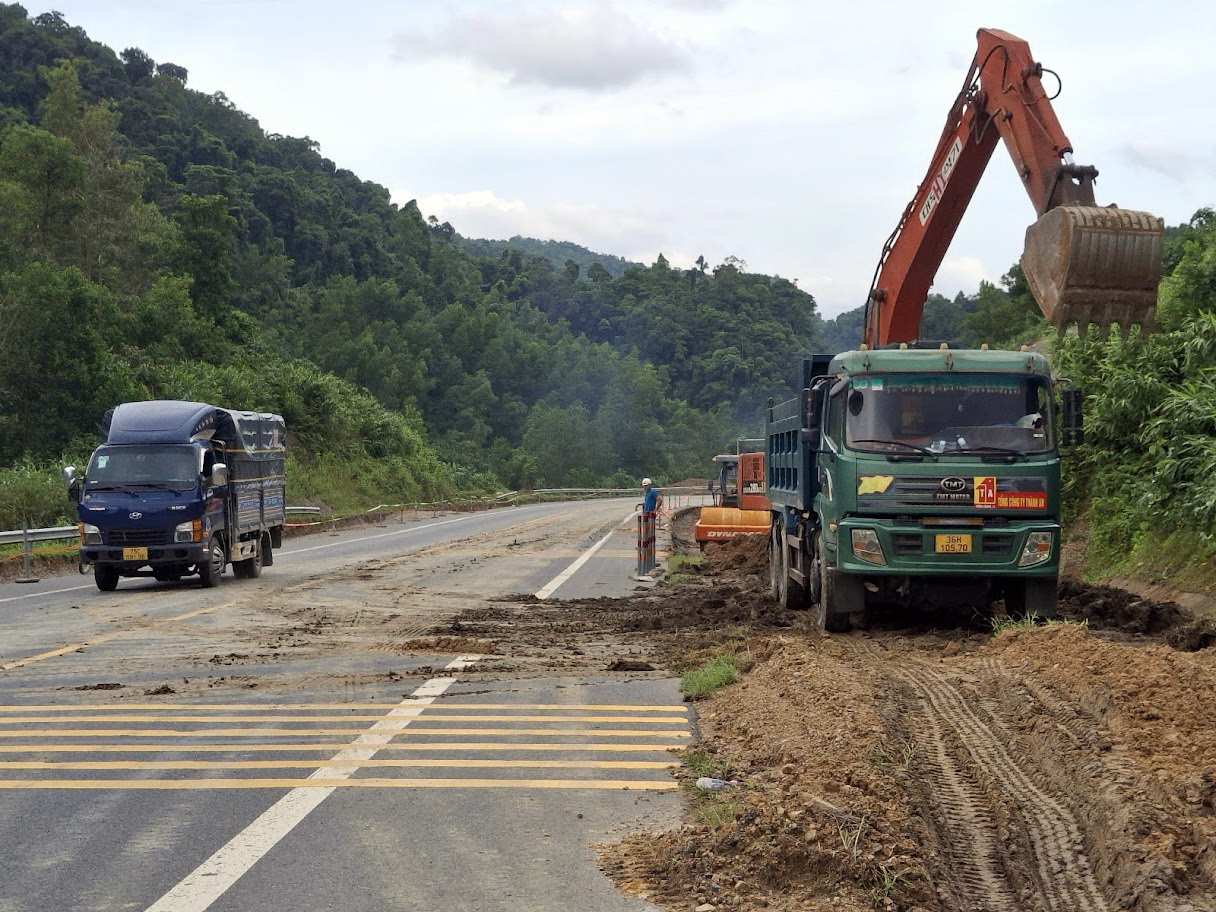 Units urgently repair roads after storm No. 10. Photo: Dinh Nguyen