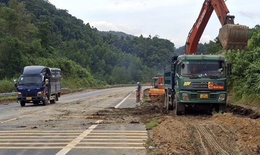 Các đơn vị khẩn trương sửa chữa đường sá sau bão số 10. Ảnh: Đình Nguyễn