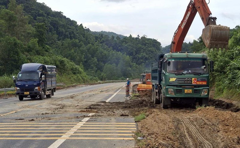 Units urgently repair roads after storm No. 10. Photo: Dinh Nguyen