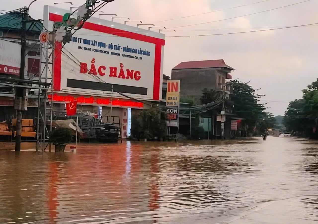 DT.477 road section through Nho Quan commune (Ninh Binh) was deeply flooded. Photo: Dieu Anh