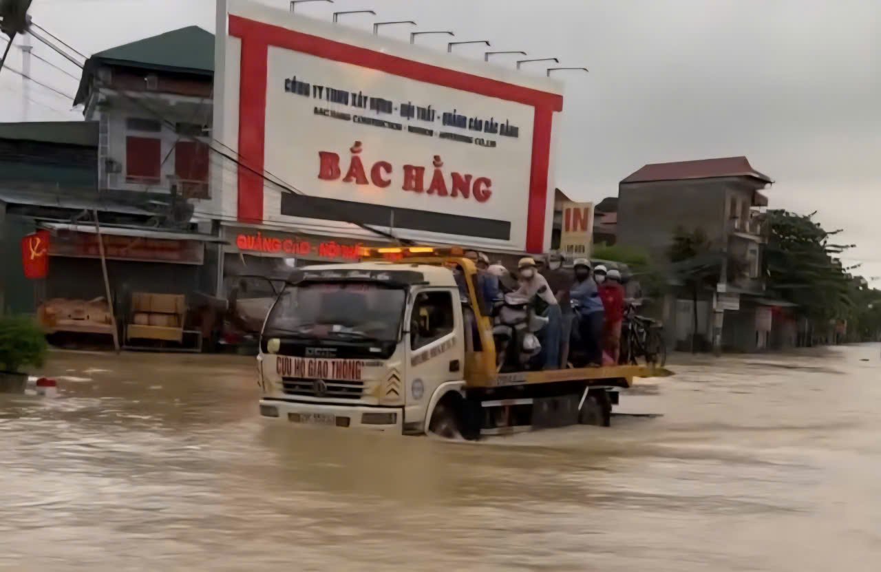 Xe cuu ho ho tro nguoi dan qua diem bi ngap. Anh: Dieu Anh