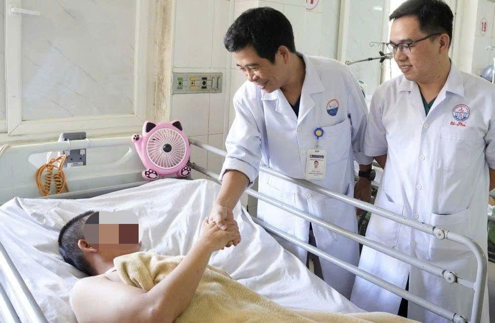The patient was saved after the hospital activated a red alert and mobilized 5 departments to intervene. Photo: Quang Tri Provincial General Hospital