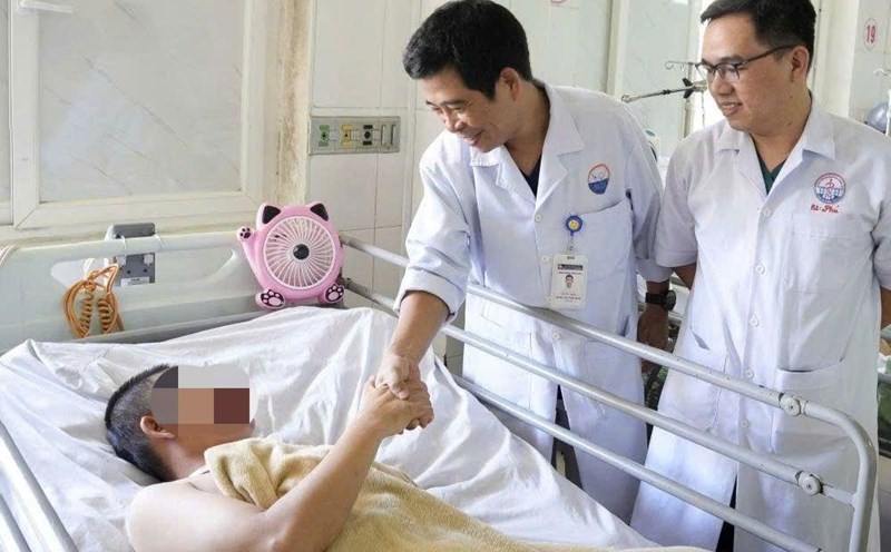 The patient was saved after the hospital activated a red alert and mobilized 5 departments to intervene. Photo: Quang Tri Provincial General Hospital