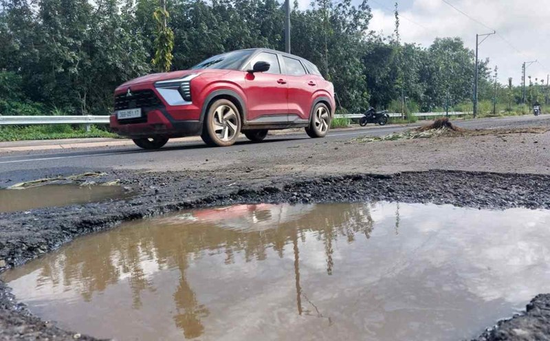 The new road has been put into use for 1 year and has shown signs of deterioration, with many potholes and deep holes. Photo: Duong Binh
