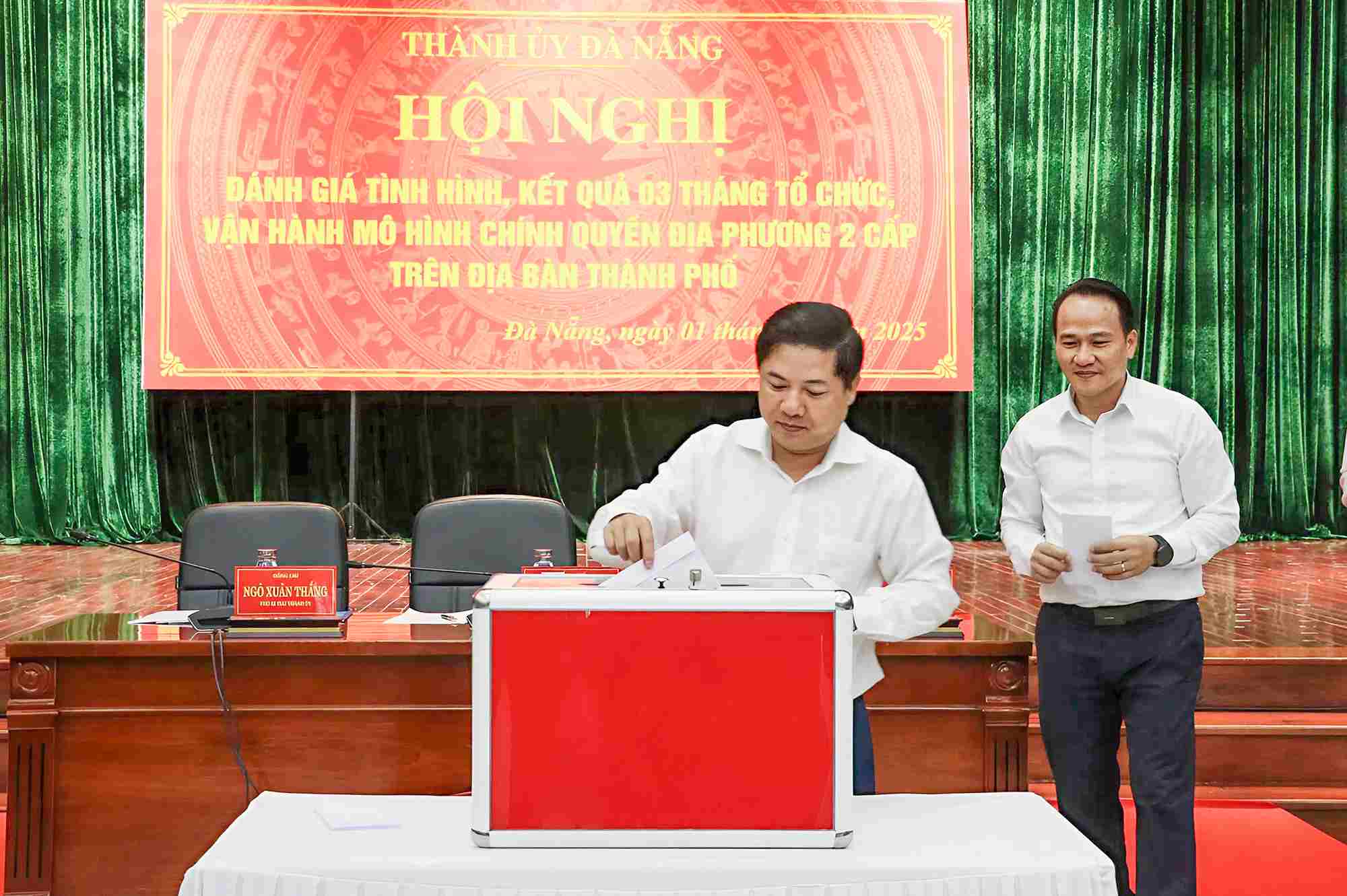 Da Nang City Party Secretary Luong Nguyen Minh Triet supports people in the provinces that suffered heavy damage caused by storm No. 10. Photo: Mai Quang
