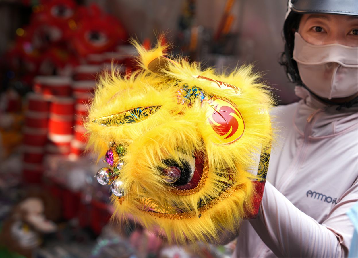Mua dau lan cho con. Anh: Viet Van