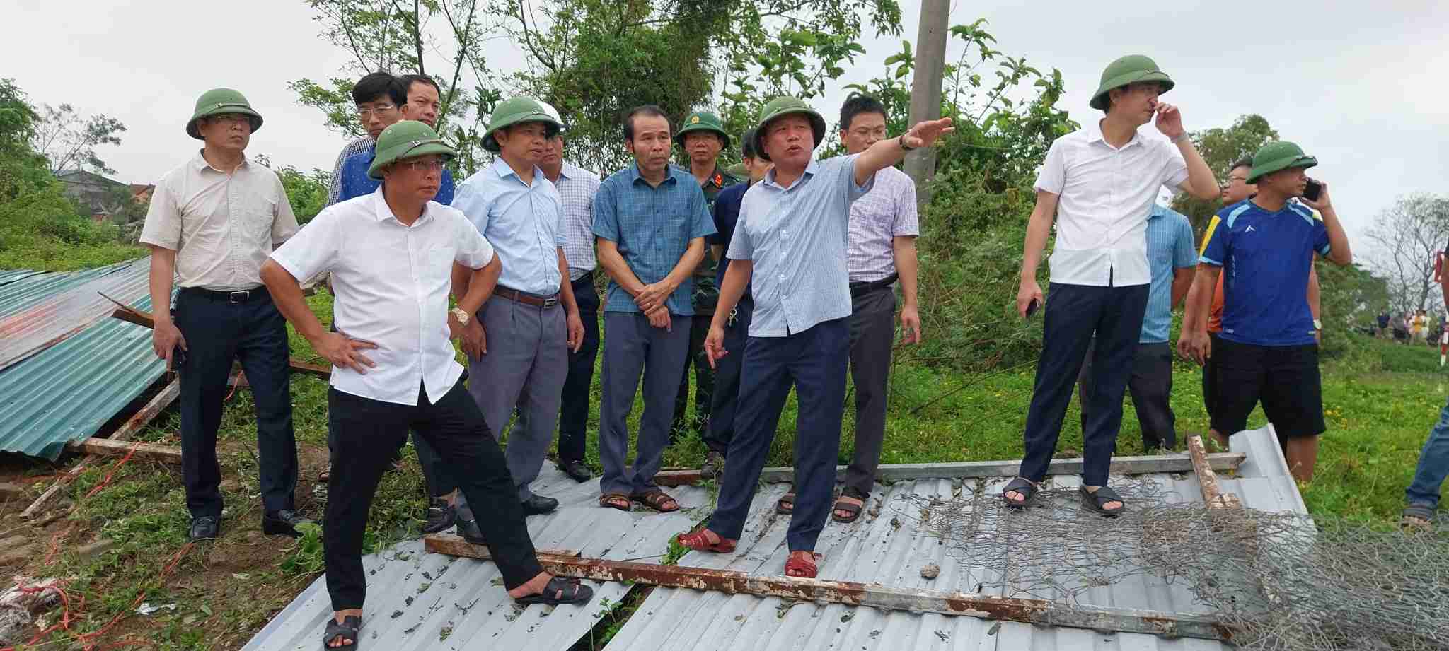 Vice Chairman of Nghe An Provincial People's Committee Hoang Phu Hien directly directed the handling of the Vinh River dike landslide incident. Photo: Ngoc Anh