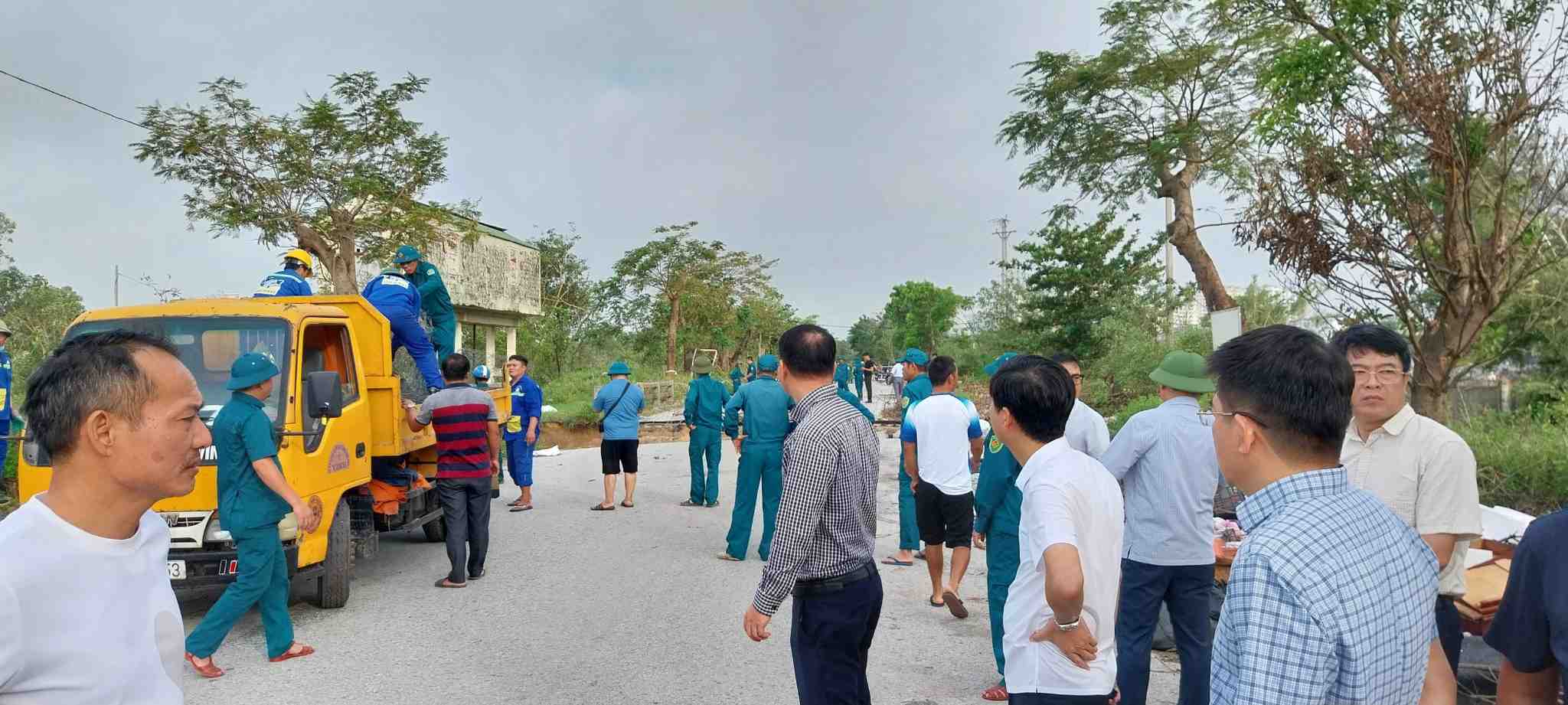 Cac luc luong chuc nang duoc huy dong de xu ly su co. Anh: Ngoc Anh