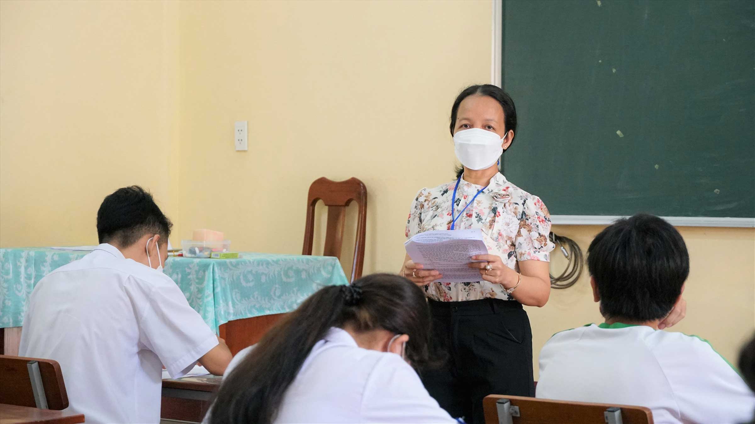 El Presidente del Comite Popular de la ciudad de Can Tho exige la gestion y el uso eficaz de la plantilla de profesores asignada garantizando la publicidad y la transparencia. Foto: Phong Linh