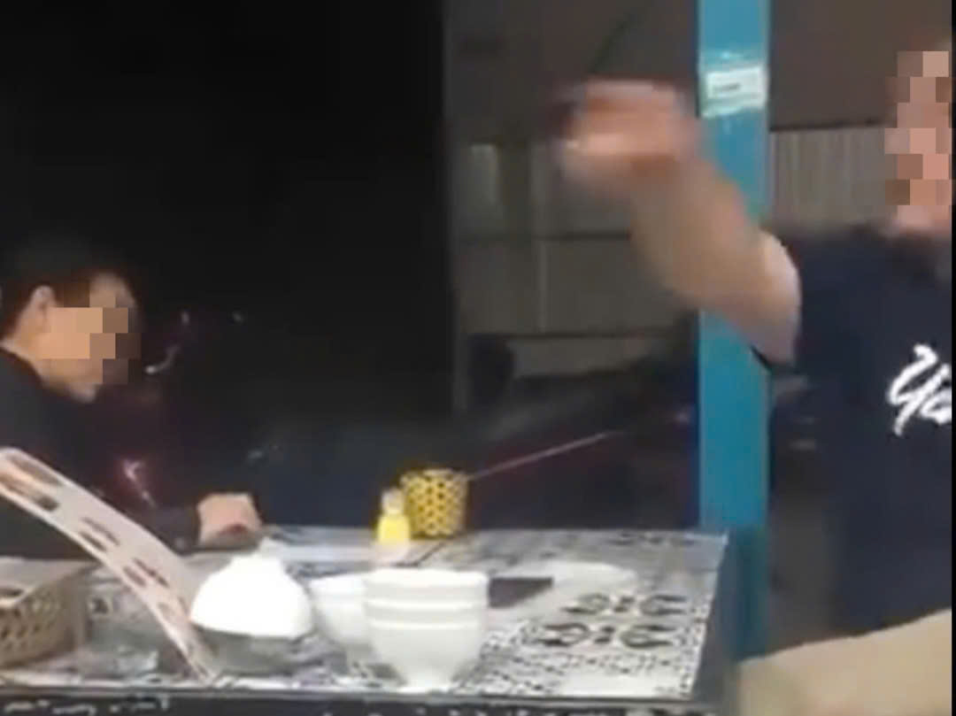 Hình ảnh lan truyền chủ quán bị tố có lời lẽ xúc phạm nhân viên lớn tuổi. Ảnh cắt từ clip.