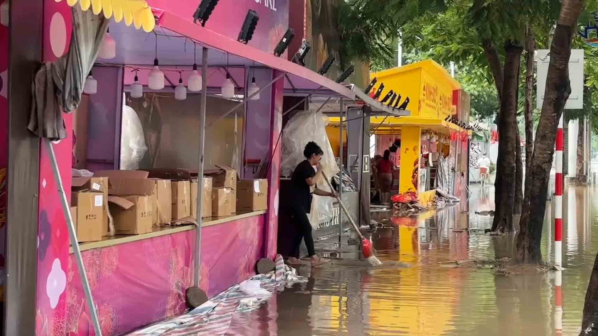 Hanoi streets turn into rivers after storm No. 10, moon cake traders worry about losing capital