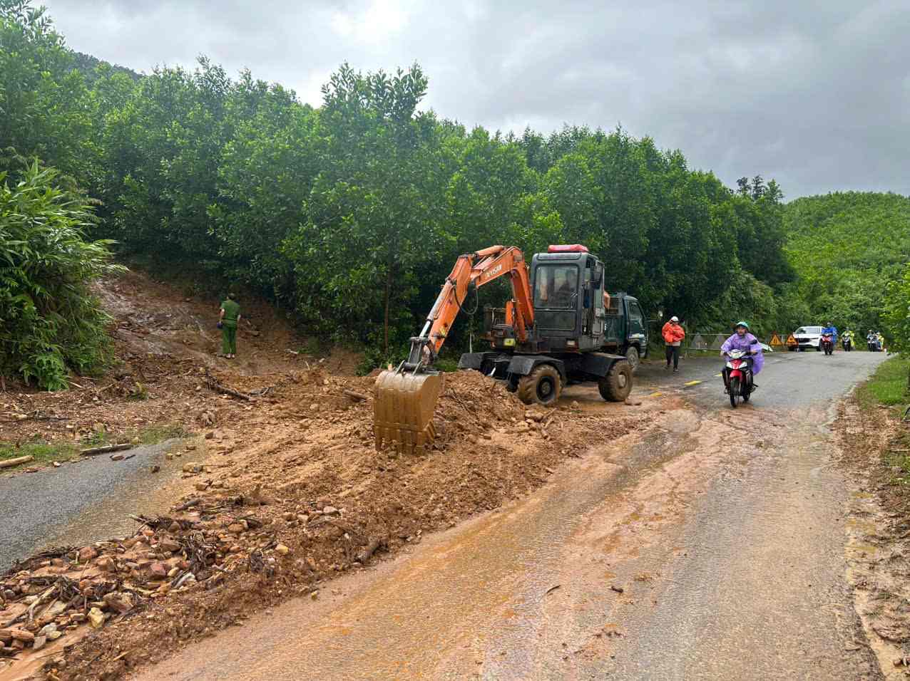 Đà Nẵng yêu cầu các địa phương, đơn vị tập trung khắc phục hậu quả cơn bão số 10. Ảnh: Khải Nguyễn