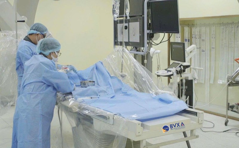 From pulmonary tuberculosis to bronchial blood vessel rupture complications, a man coughed up a lot of blood