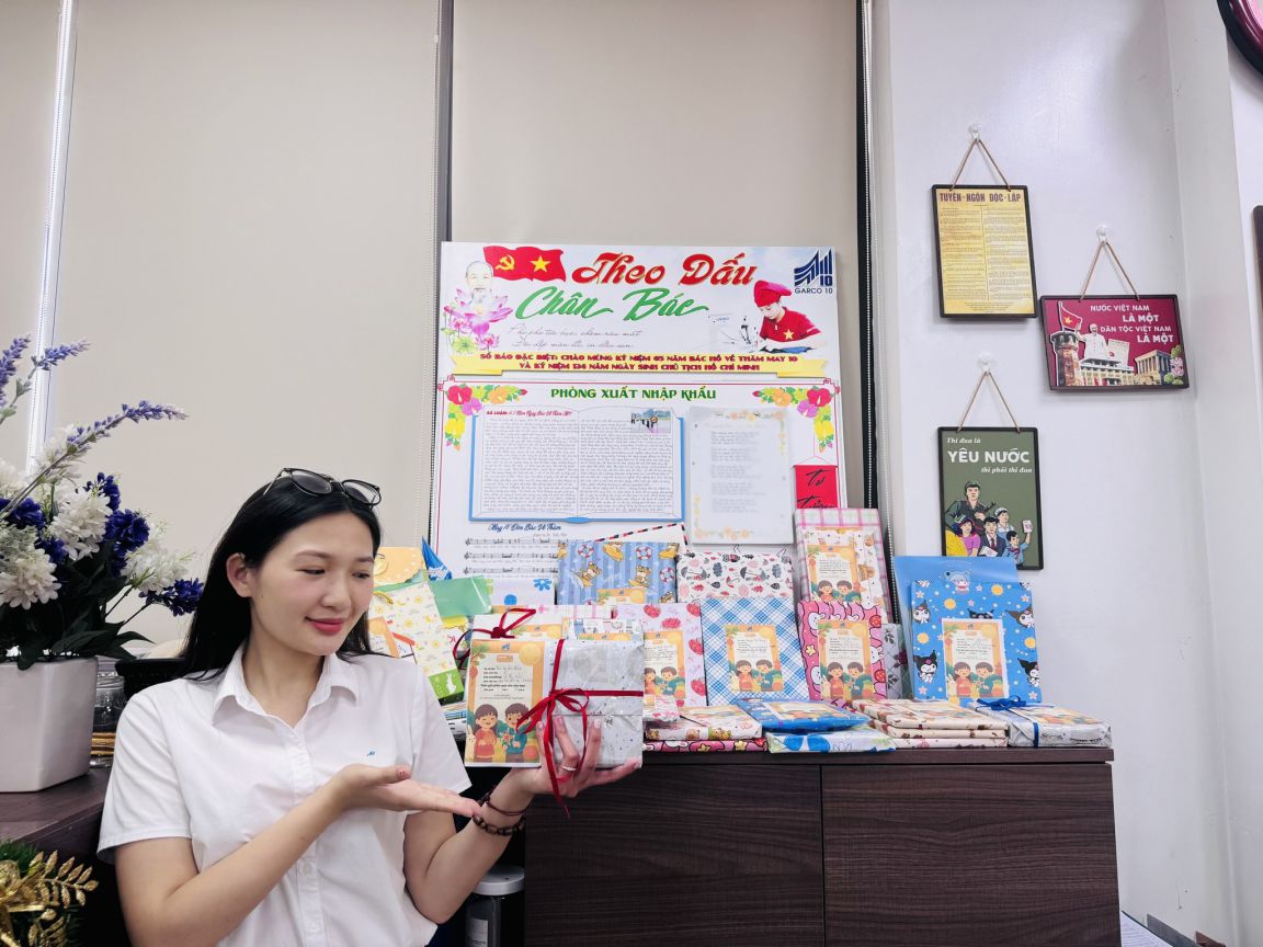 The Mid-Autumn Festival gifts of the children of the staff, workers, and laborers of Garment 10 were packaged by them to send to friends in the highlands. Photo: May10 Union