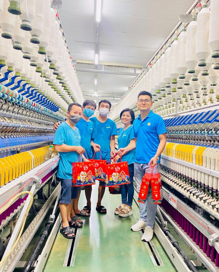 Niem vui nhan qua Trung thu cua nguoi lao dong Chi nhanh Ha Nam (Tong Cong ty CP Det may Ha Noi) da lam nen mot Tet doan vien trong dai gia dinh. Anh: CDCN
