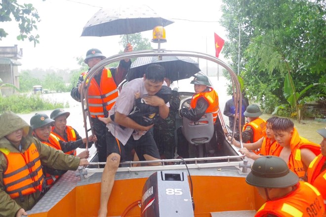 Công an xã ở Phú Thọ vượt mưa lũ cứu bé trai 14 tháng tuổi sốt cao