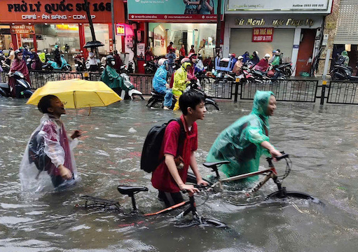 Heavy rain caused flooding on many roads in Hanoi, including school areas. Photo: Van Ha