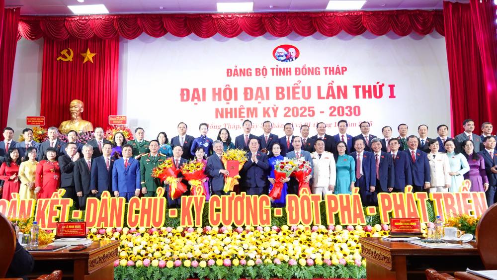 Uy vien Bo Chinh tri, Bi thu Trung uong Dang, Truong Ban Tuyen giao va Dan van Trung uong Nguyen Trong Nghia tang hoa chuc mung Ban chap hanh Dang bo tinh Dong Thap nhiem ky 2025 - 2030. Anh: BTC Dai hoi cung cap. 