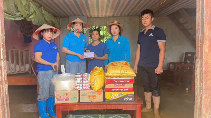 The Nghia Lo Ward Union (Lao Cai Province) presented support to union members affected by storm No. 10. Photo: Do Nguyet