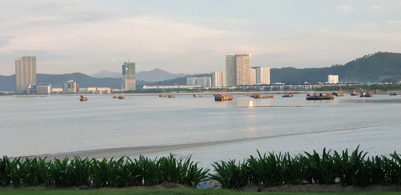 Recently, Bai Chay tourist area has had a number of high-end hotels. Photo: Nguyen Hung