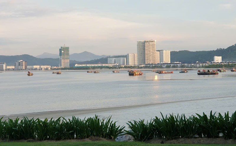 Recently, Bai Chay tourist area has had a number of high-end hotels. Photo: Nguyen Hung