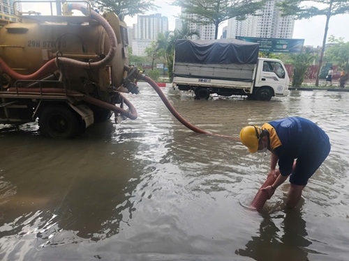 Drainage workers work 24/7. Photo: Minh Hanh
