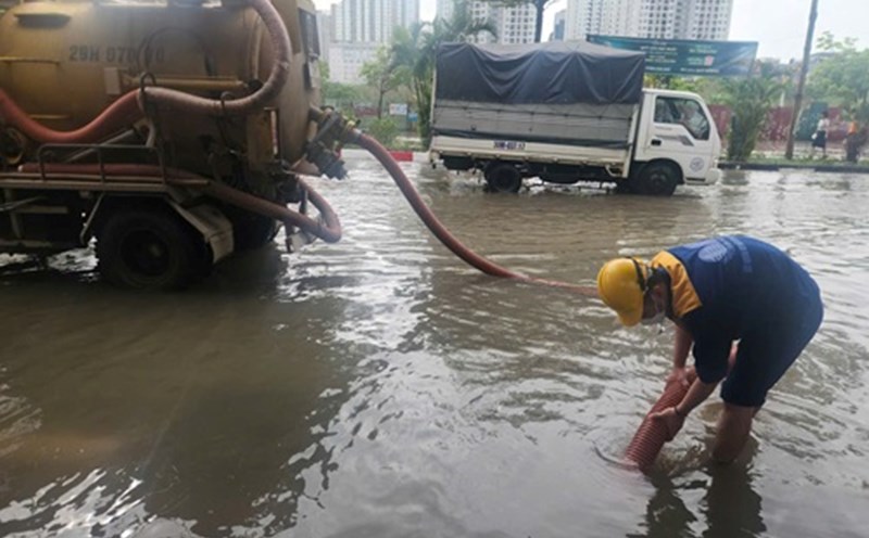 Drainage workers work 24/7. Photo: Minh Hanh