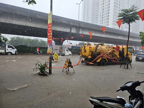 Cong nhan thoat nuoc ung truc 24/24. Anh: Minh Hanh 