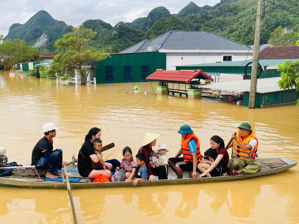 응에안 기능 부대가 보트를 사용하여 침수 지역에서 사람과 재산을 구조하고 있습니다. 사진: Ngoc Anh