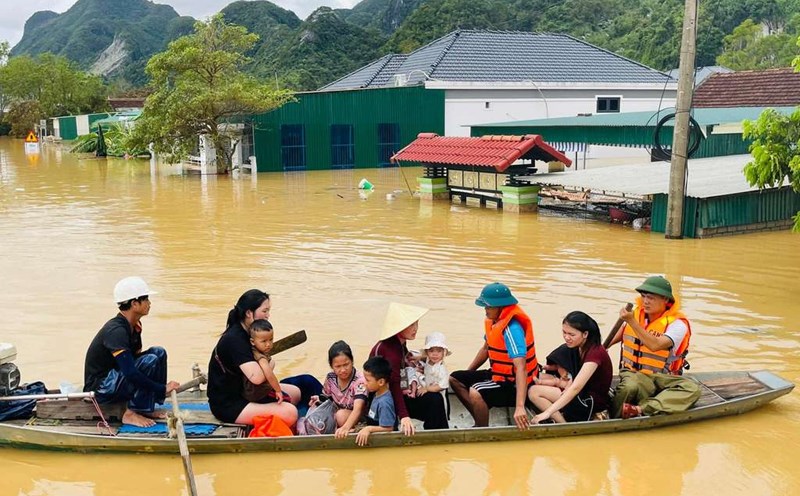 Nghe An authorities use boats to rescue people and property from flooded areas. Photo: Ngoc Anh