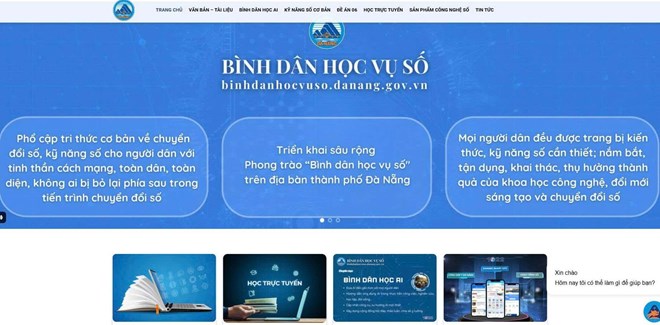 In addition to the digital education website, the Community Digital Technology Team in Da Nang will visit each house to guide people on how to use online public services. Photo: Tra Ban