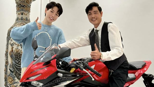 Duc Phucは2023年に父親にバイクを贈りました。写真:アーティスト提供