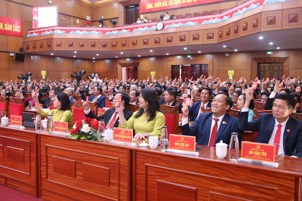 Delegates voted to pass the congress resolution. Photo: Bao Trung