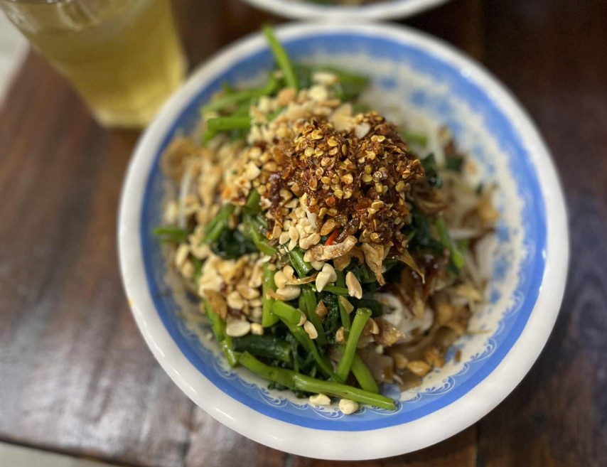 공심채를 곁들인 banh da cua는 간단한 재료로 꽤 쉽게 만들 수 있습니다. 사진: Mai Chau