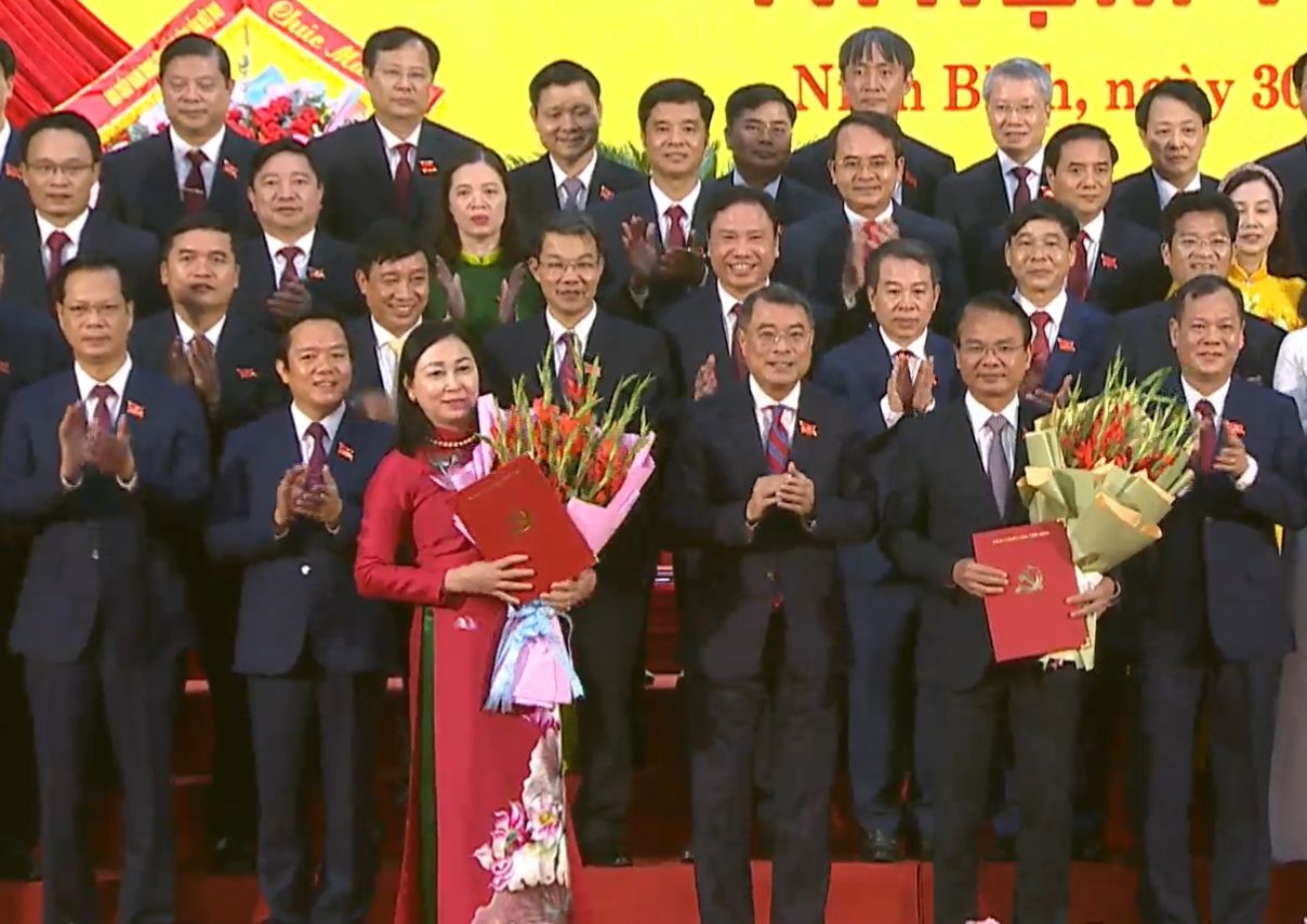 Politburo member, Secretary of the Party Central Committee, Head of the Central Organization Committee Le Minh Hung presented the Politburo's decisions to the Executive Committee and the Standing Committee of the Ninh Binh Provincial Party Committee for the 2025 - 2030 term. Photo: Nguyen Truong
