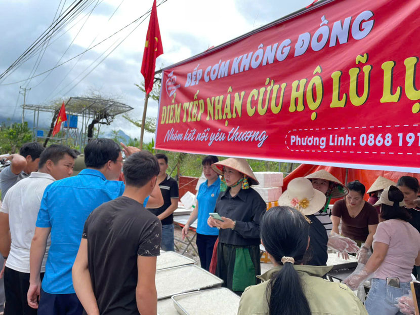 “Bep an 0 dong” do Cong doan phuong Nghia Lo (Lao Cai) phoi hop voi Nghiep doan cho Son Thinh to chuc. Anh: Bao Nguyen