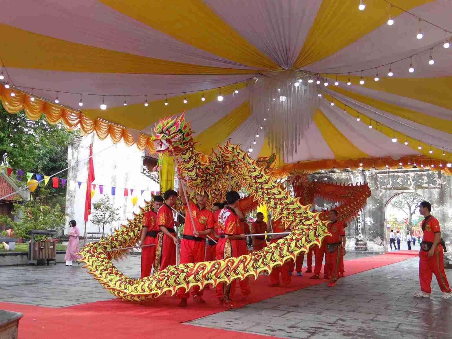 Le cao yet tai den Kiep Bac – diem nhan khoi dau cho chuoi hoat dong van hoa, tam linh, ton vinh di san Con Son – Kiep Bac. Anh: Ban To chuc