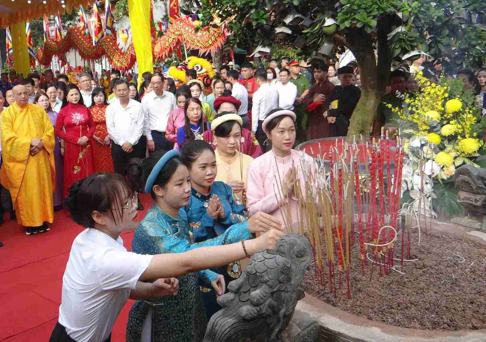 Ceremonia de cao yet – un importante ritual tradicional que pide permiso al Santo Tran y a los dioses para abrir el festival de otoño Con Son – Kiep Bac. Foto: Comite Organizador