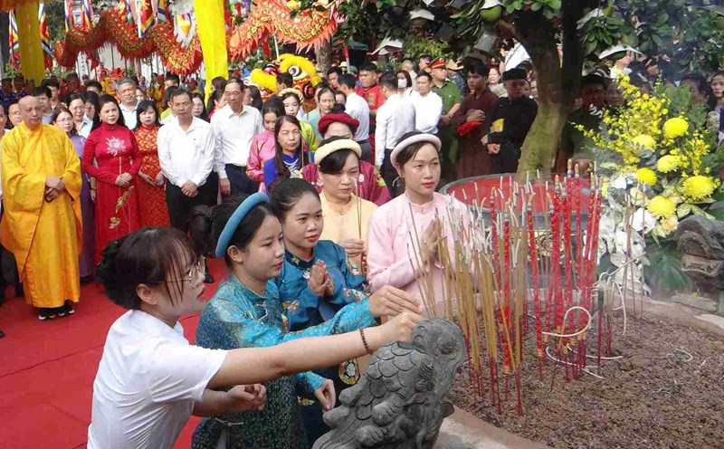 The festival of the year is an important traditional ritual, asking for permission from Saint Tran and the priests to open the Con Son - Kiep Bac Autumn Festival. Photo: Organizing Committee