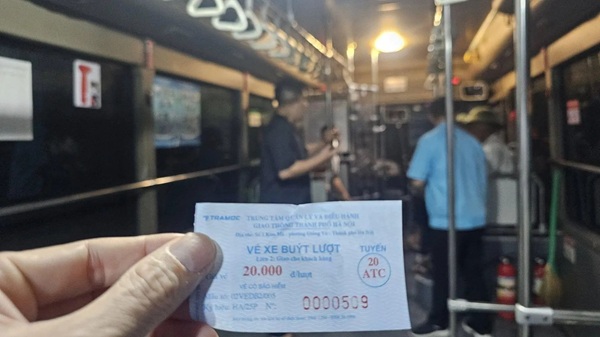 Tuyen buyt 20ATC co gia ve 20 nghin dong/ luot. Anh: Buyt 10-10