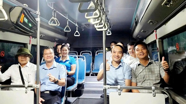 Hanoi opens a bus route to the island commune located in the middle of the Red River. Photo: Bus 10-10
