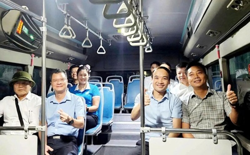 Hanoi opens a bus route to the island commune located in the middle of the Red River. Photo: Bus 10-10