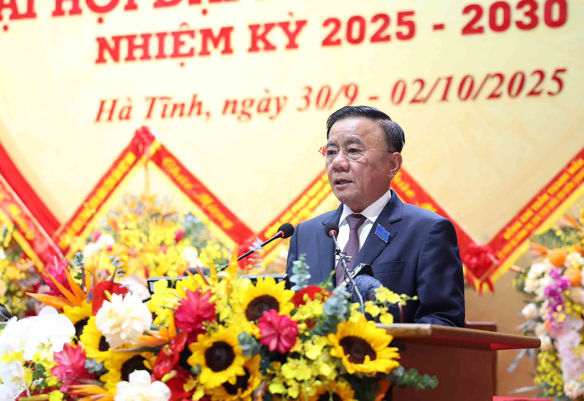 Comrade Tran Cam Tu - Politburo member, Standing member of the Secretariat - gave a speech at the Ha Tinh Provincial Party Congress. Photo: Tran Tuan