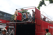 Heavy rain caused deep flooding, forcing people to use trucks and container trucks to go to the hospital and work.